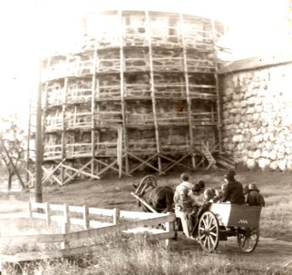 Илья Васильевич катает в повозке